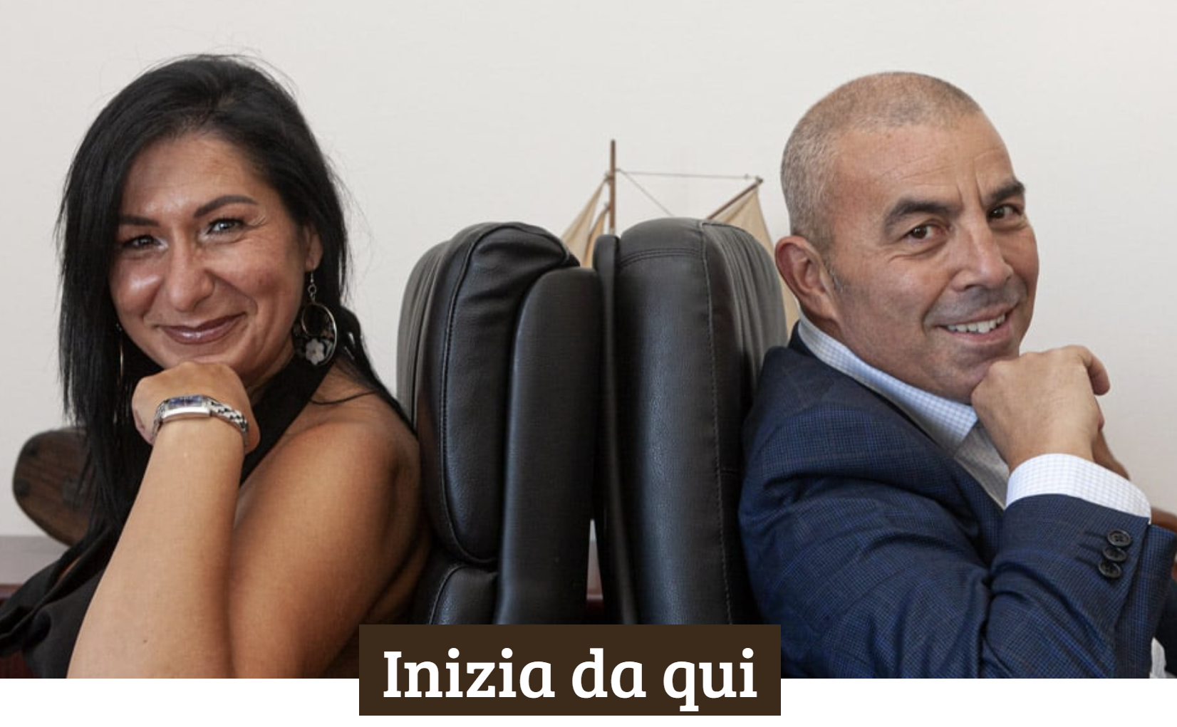 Agente immobiliare che collabora con altri colleghi per vendere casa a Genova