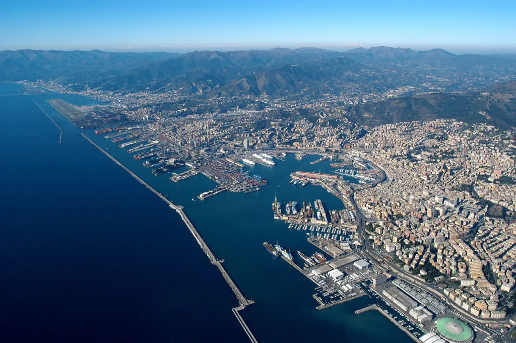Vista panoramica di Genova con focus sul mercato immobiliare 2025